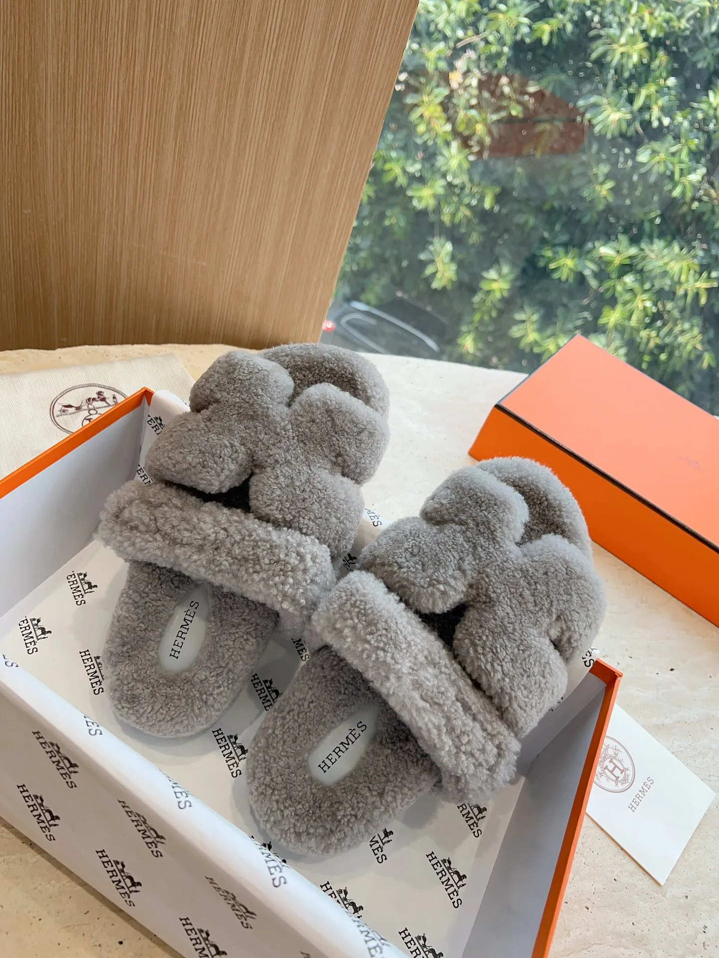 👟👟Ex-factory price 500👟👟 (Top version) Hermes Hermès Second Uncle Fur Slippers Can be made without standard: [Note: No standard needs to be customized] In 2024, the official website and Xiaohongshu will synchronize the latest color matching Hermès hot models, upgraded workmanship, high quality! Fashionable small wool H-slip autumn and winter style flat-soled wool mop. Fabric: Imported lamb's roll real wool. Lining: Imported lamb's roll real wool. Outsole: Genuine leather outsole. Size: 35-43, [Note: 41, 42, 43 customized]
